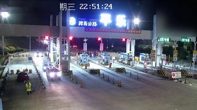 车主质疑桂林平乐收费站免费时段提前落杆记者调查还原真相