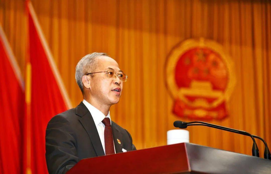 在全体与会人员热烈的掌声中,陈德俊代表区政府作政府工作报告.