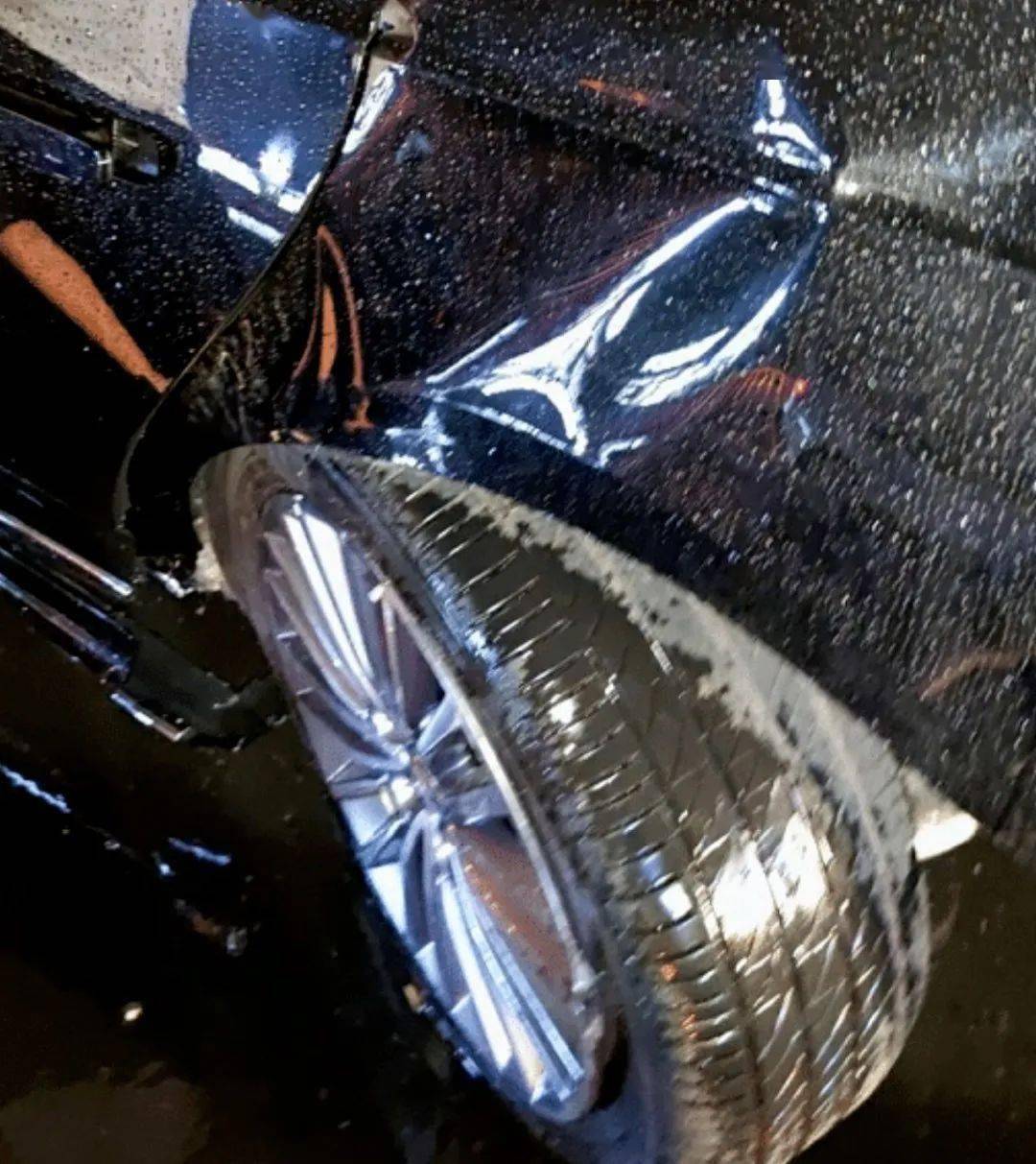 红旗h9遭奔驰碰撞完成首撞网友这就是红旗的质量