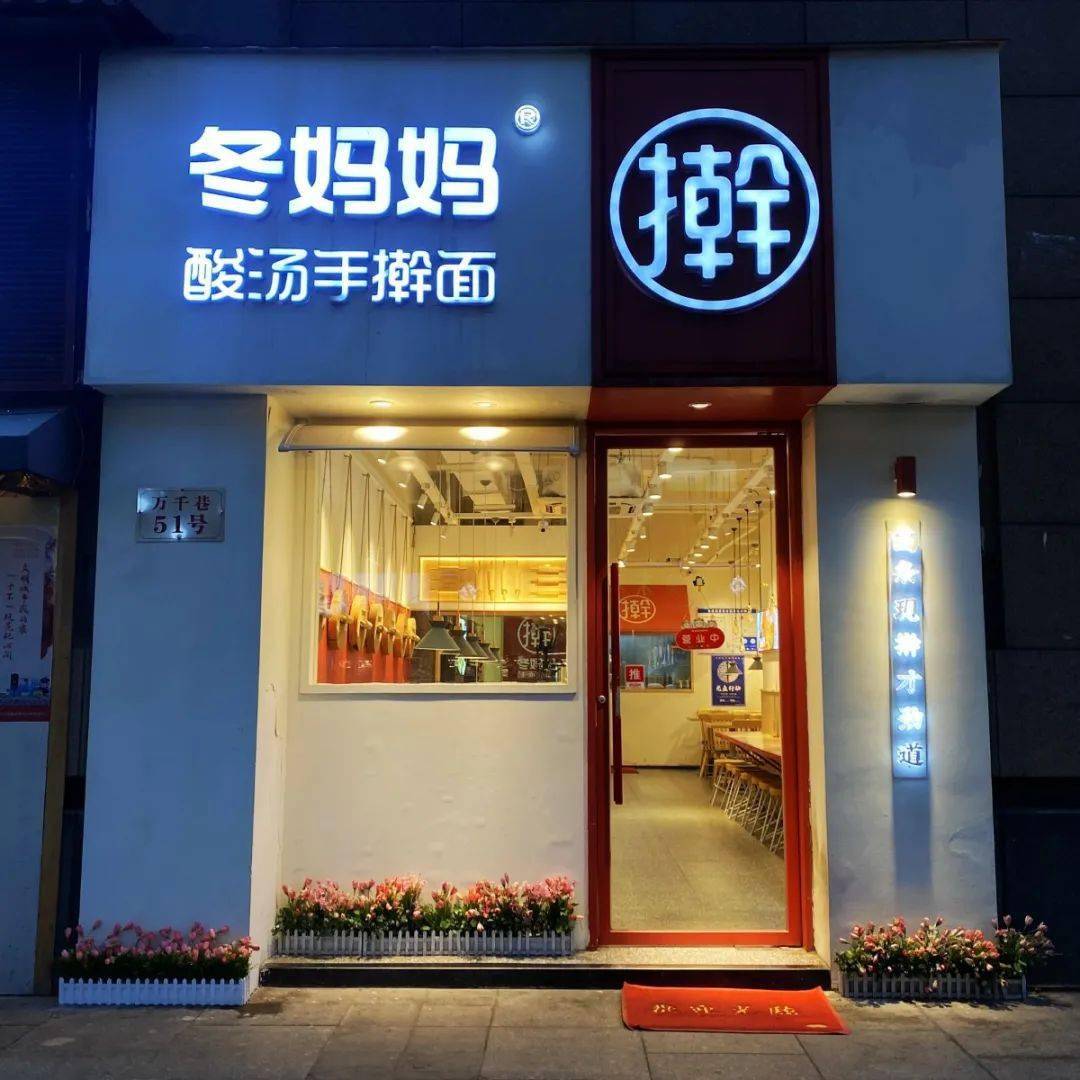 好像也不奇怪了~至尊油泼菠菜面,仿佛是狂野大西北养出来的水灵小姑娘