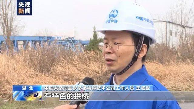 中铁大桥局特种公司总经理王戒躁介绍,使用超高性能混凝土来修复农村