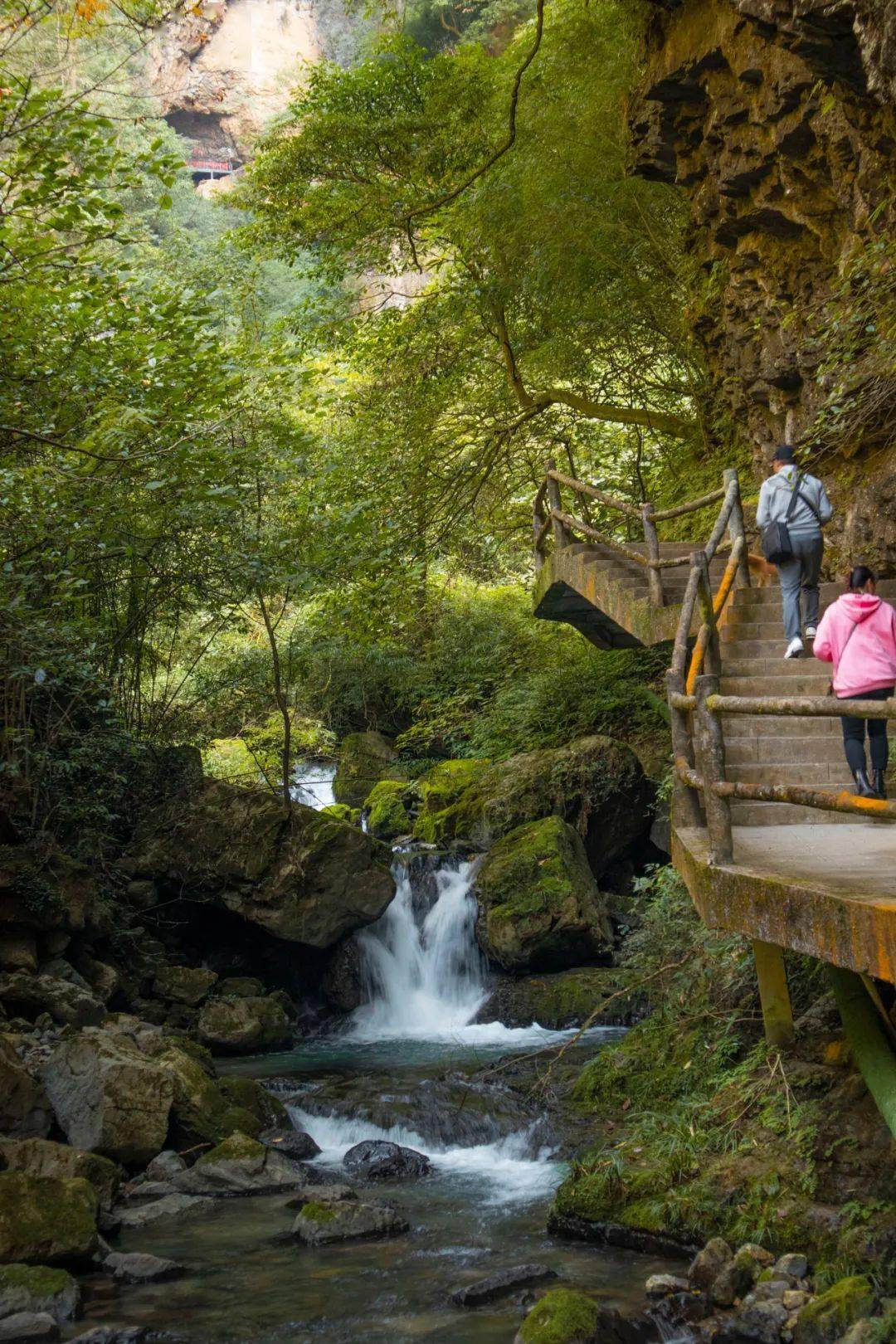 峡谷两岸青山连绵春意盎然曲径清流静静地躺在山谷谷底水底各色