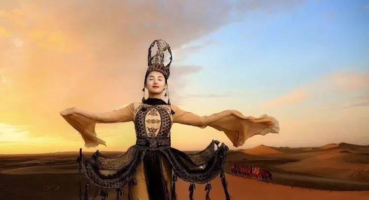 新疆罗布泊的人体艺术模特人如花儿一样绽放美得惊心动魄