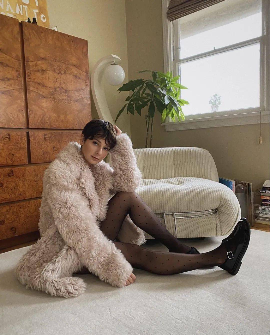 高领座的立领衬衫会遮盖住脖子,像博主lindsay这样的垂感翻领就能解决