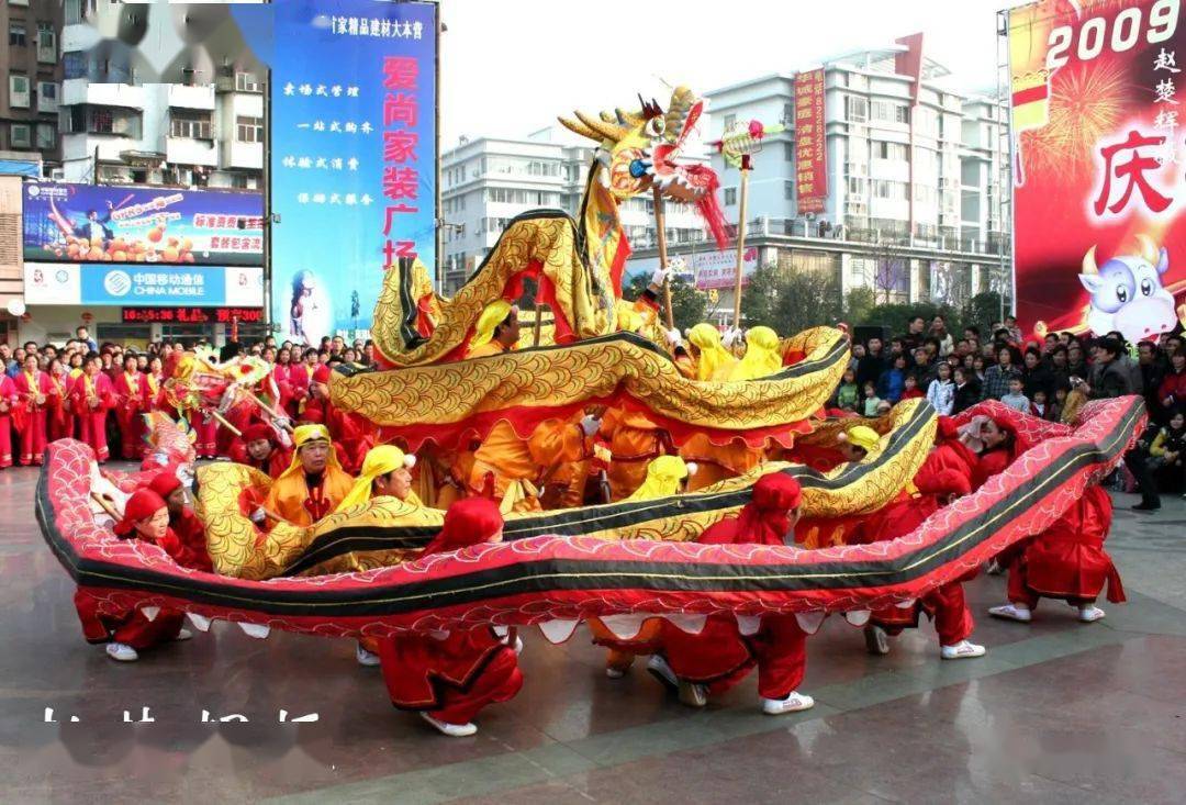 4,八十年代男龙女龙和小龙同舞3,2010年龙舟节上沙市区民俗队舞龙凤灯