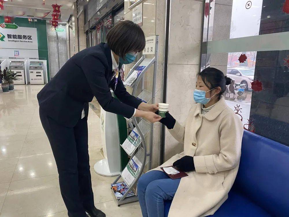 这个雪天不再冷洪洞农商银行暖心服务进行时