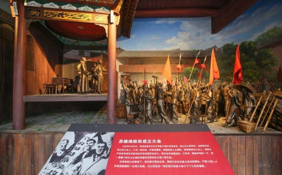 城隍庙亭旁起义纪念碑建于1988年5月,碑高5米,碑身由灰黑色大理石贴面