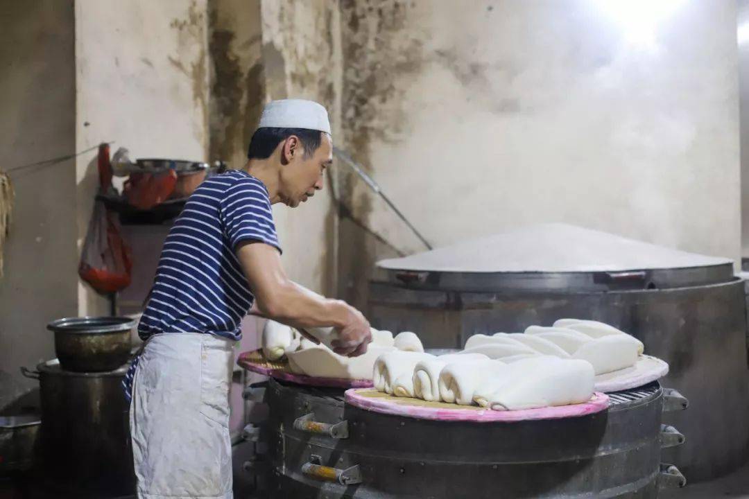 阜陽枕頭饃代表性店鋪要數東關美食街內的