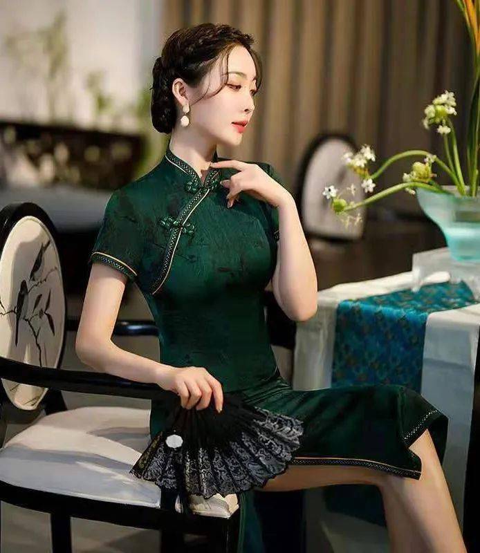 开衩旗袍这样穿,显出凹凸有致好身材