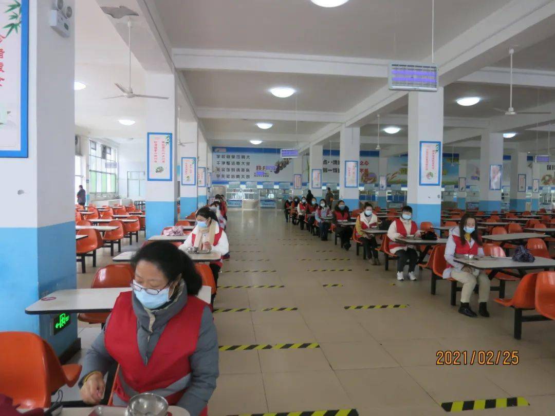 预案有序离校整个演练,从学生入校,进入教室,安全处置,到学生食堂就餐