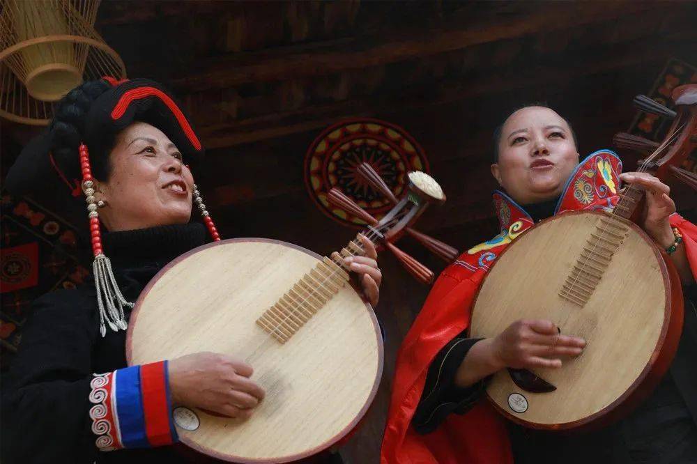 表演该曲目的是凤山彝族月琴队,据队长龙玉琳介绍,该队成立2006年,其