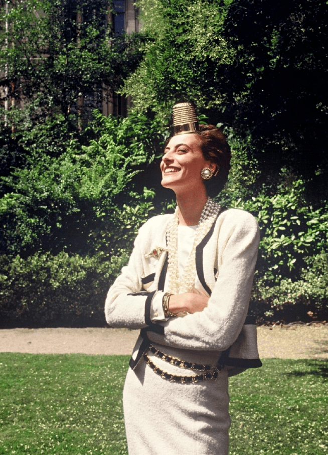 她是香奈儿第一御用超模又因毁约被拉黑如今64岁依旧颠倒众生美到发光