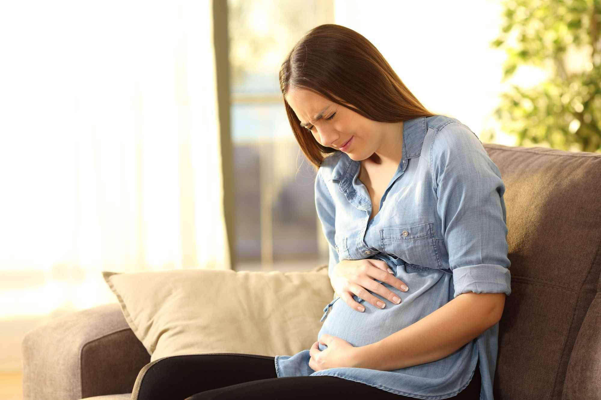 在沙发少超大肚子孕妇 孕妇大肚子电视剧