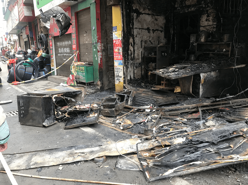 利川羊叉街路口一店铺失火现场一片狼藉