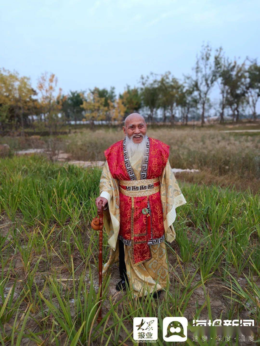 菏泽106岁神仙爷爷爱吃鸡蛋红烧肉每天喝点小酒网上还有100多万粉丝