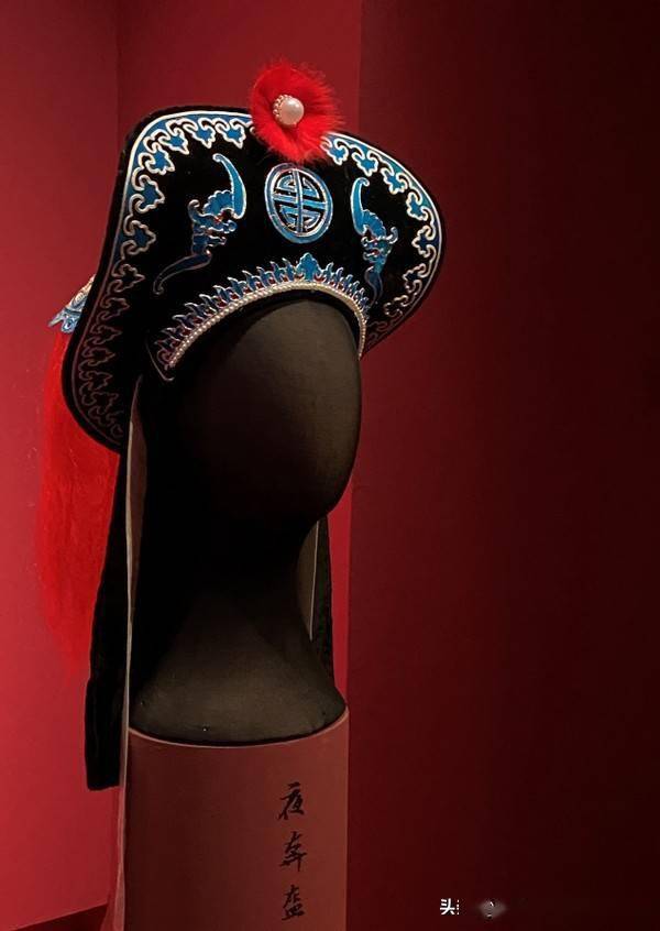 国博薪火相传展戏曲盔头真美啊