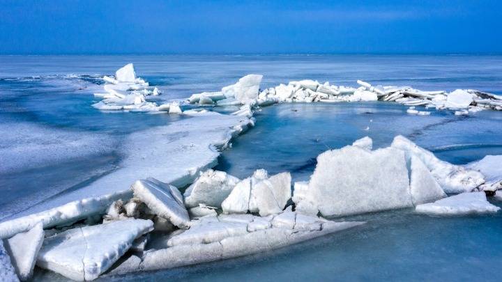 新疆博斯腾湖现推冰景观 绵延数公里
