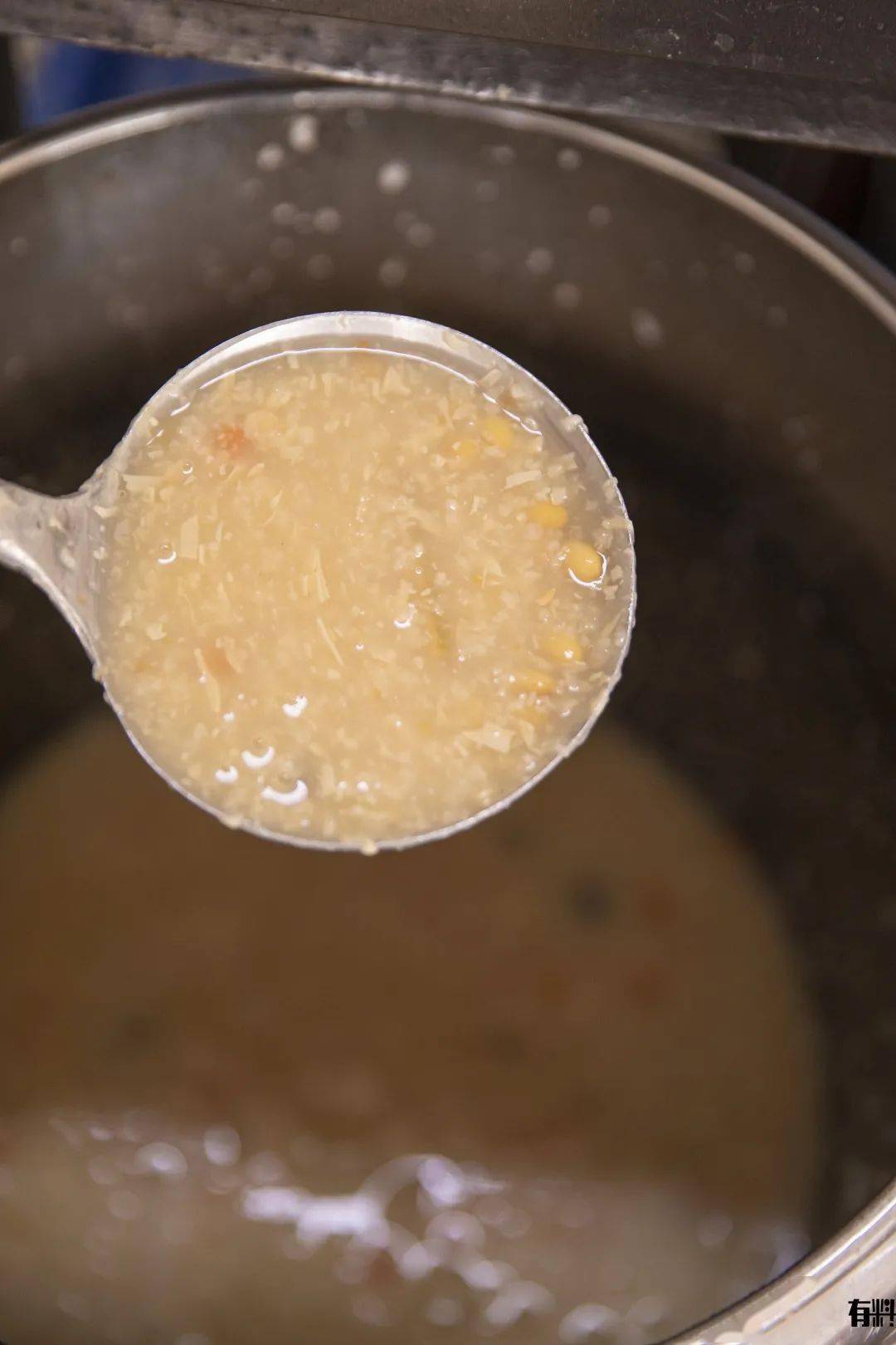 说起茅根粥,各位粉丝的嘴里肯定已经莫名有一丝丝甜味了,因为这是每个