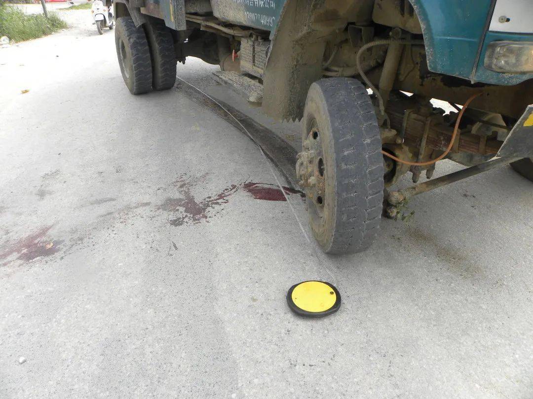 钟山县红花镇街道路段与由东向西跑步横过马路的莫某乐(儿童)发生碰撞