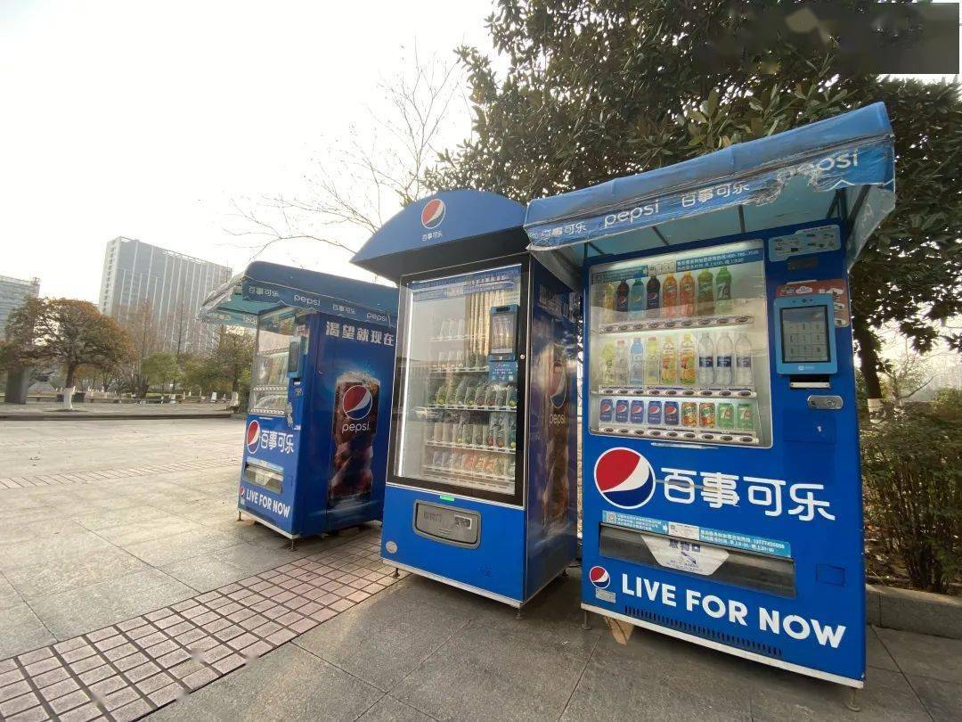 自动贩卖机已准备就绪迎接你们的到来一杯能量饮料为阳光长跑助力酷暑