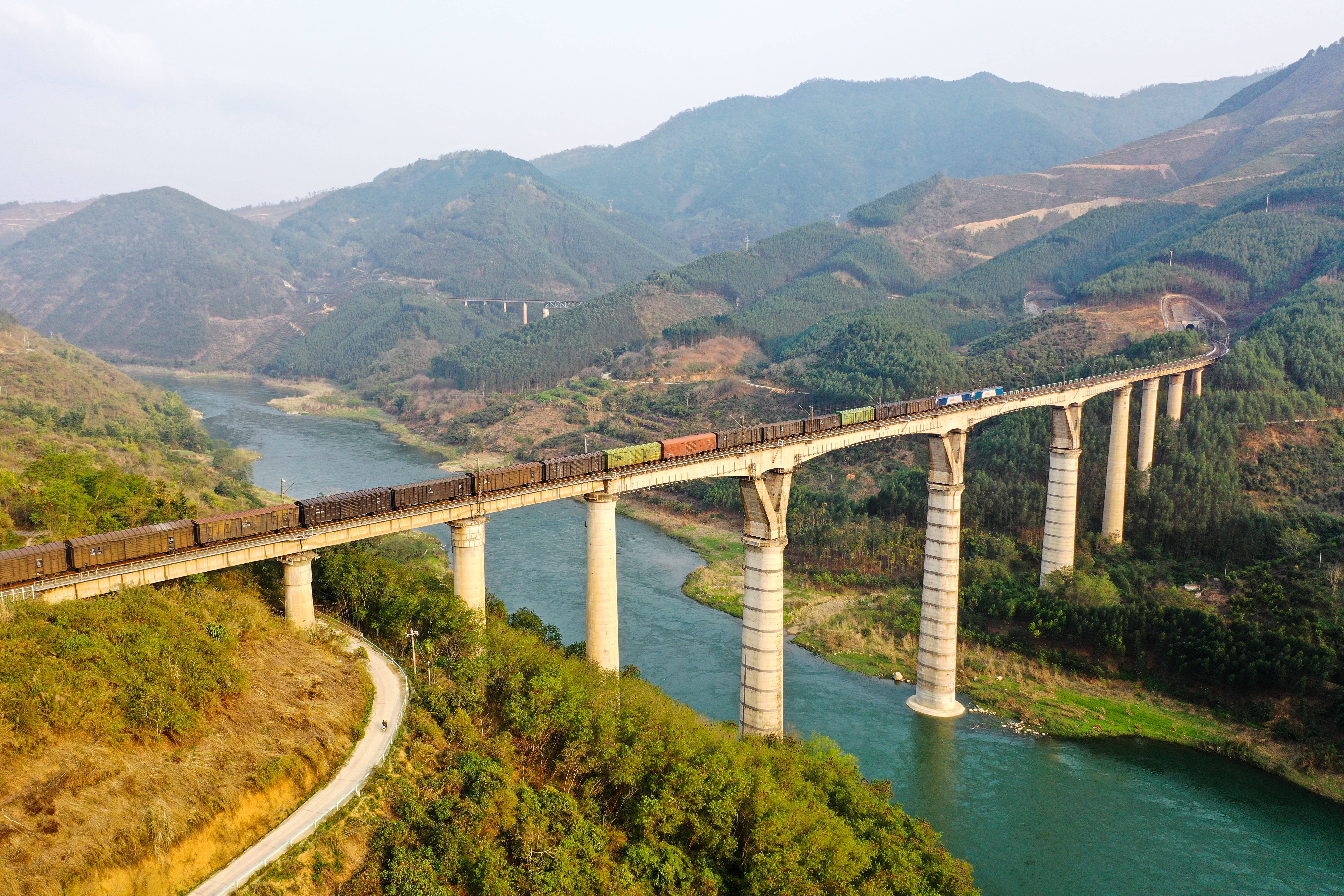 一列火车开行在南盘江铁路大桥上(2月24日摄,无人机照片)