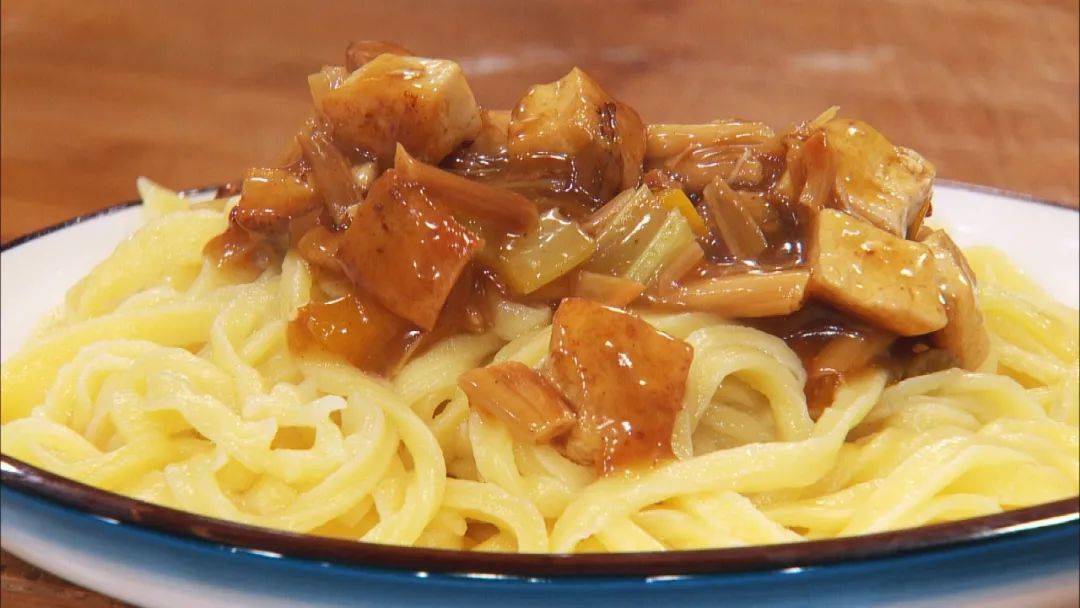 步骤3:锅中放油,放入豆腐,黄花菜和芹菜煸炒,加入生抽,蚝油和肉桂粉