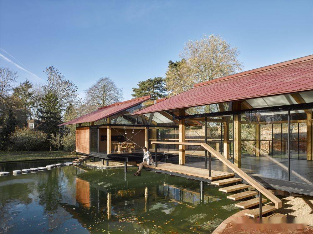 两座漂浮的湖边房屋,被踏脚石和美丽的风景所包围_建筑物