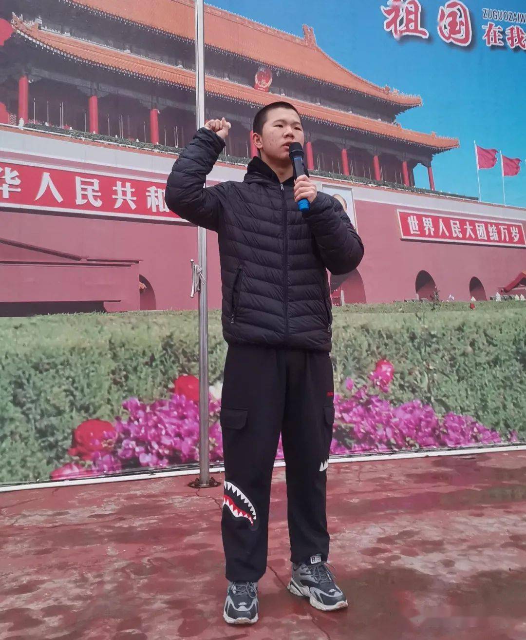 何天宇同学带领大家庄重宣誓全体同学宣誓在此祝各位初三学子学有所成