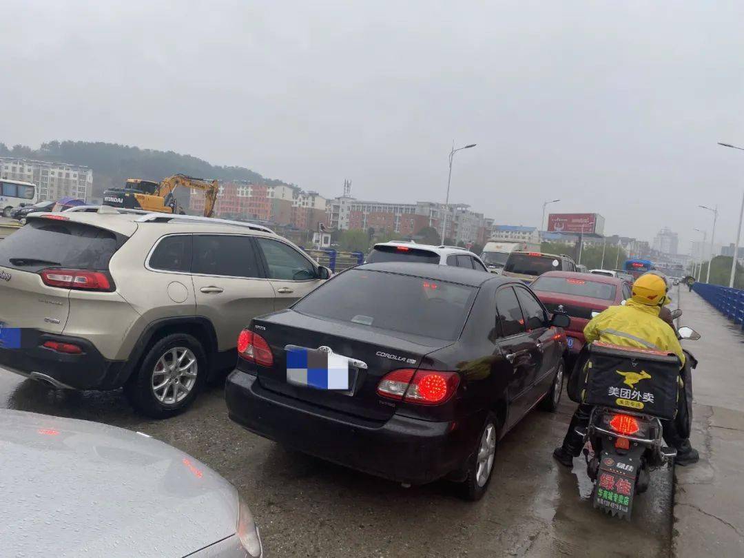 头条开学第一天新县上演全城堵车大片