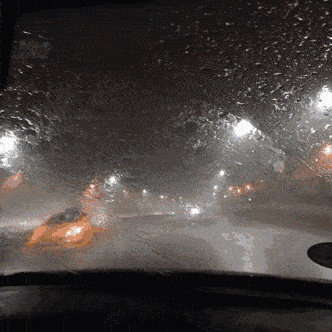 雨雪天开车路面湿滑难开 车辆容易打滑,路况复杂多变 驾驶视线较差