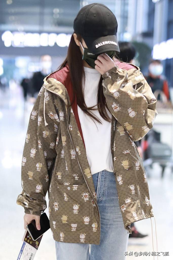 何超莲低调现身机场 压低帽檐快步走不时看手机