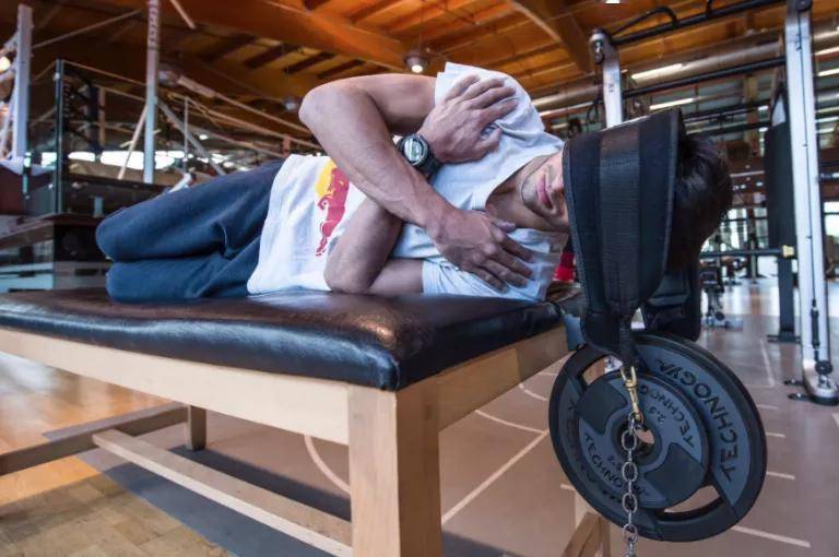 战斗机有多难开9g过载下脖子被压70公斤仍比不过f1赛车