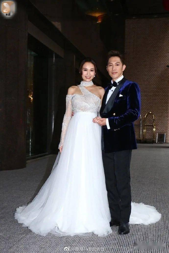 耗时280小时汤怡婚纱以人手钉缀水晶珍珠