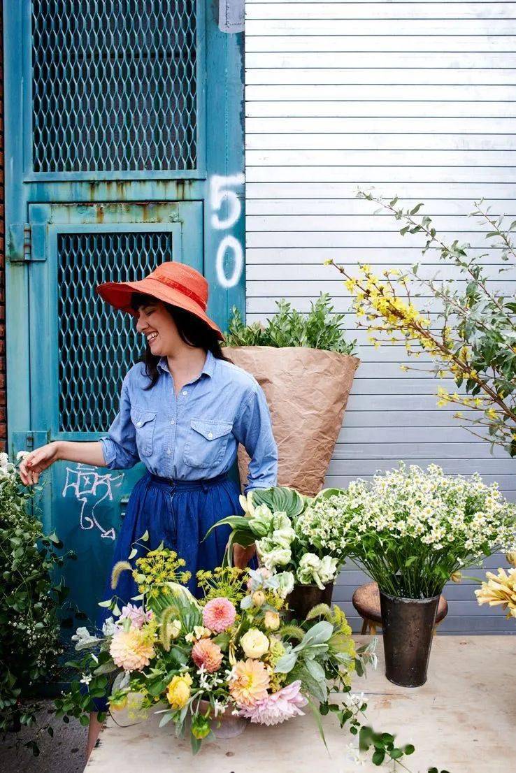 放弃服装设计回老家插花种花,爆火后她说:成为一名花艺师那是真的累!