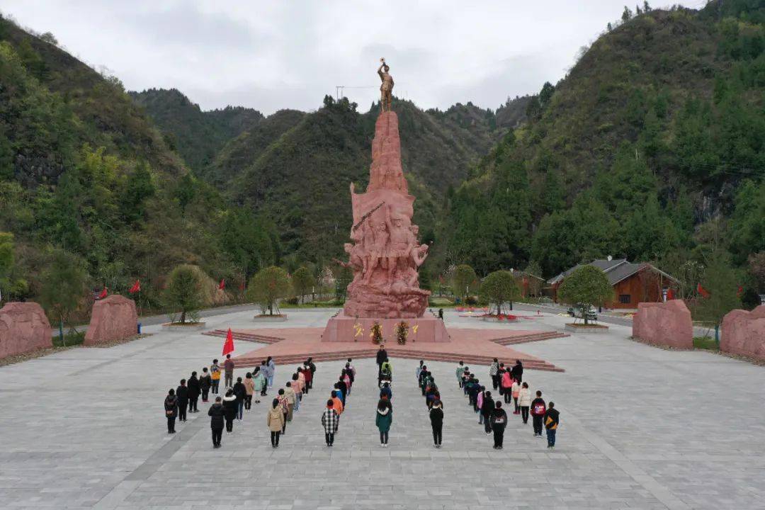 余庆县大乌江镇大乌江小学将开学第一课搬到学校附近的突破乌江纪念园