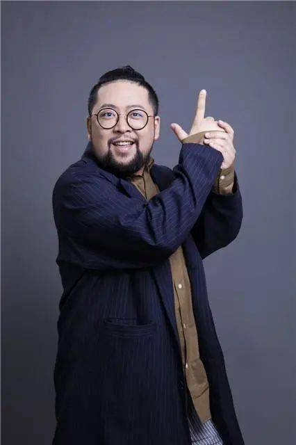 一眯透露出危险讯息;"脸脸"于洋饰演的李二冬在职场中总是浑水摸鱼,小