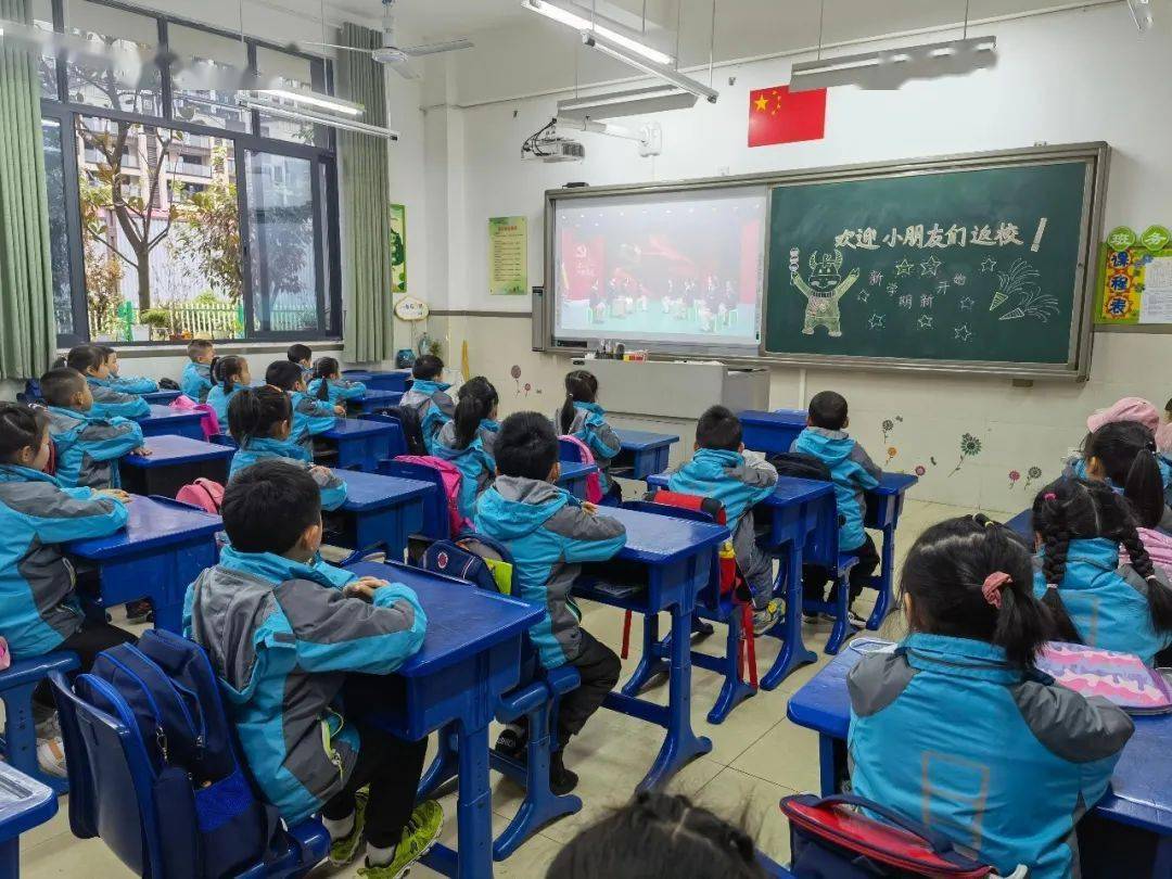 3月1日上午,大佛段小学以"童心向党,奔赴新征程"为主题,开启了新学期