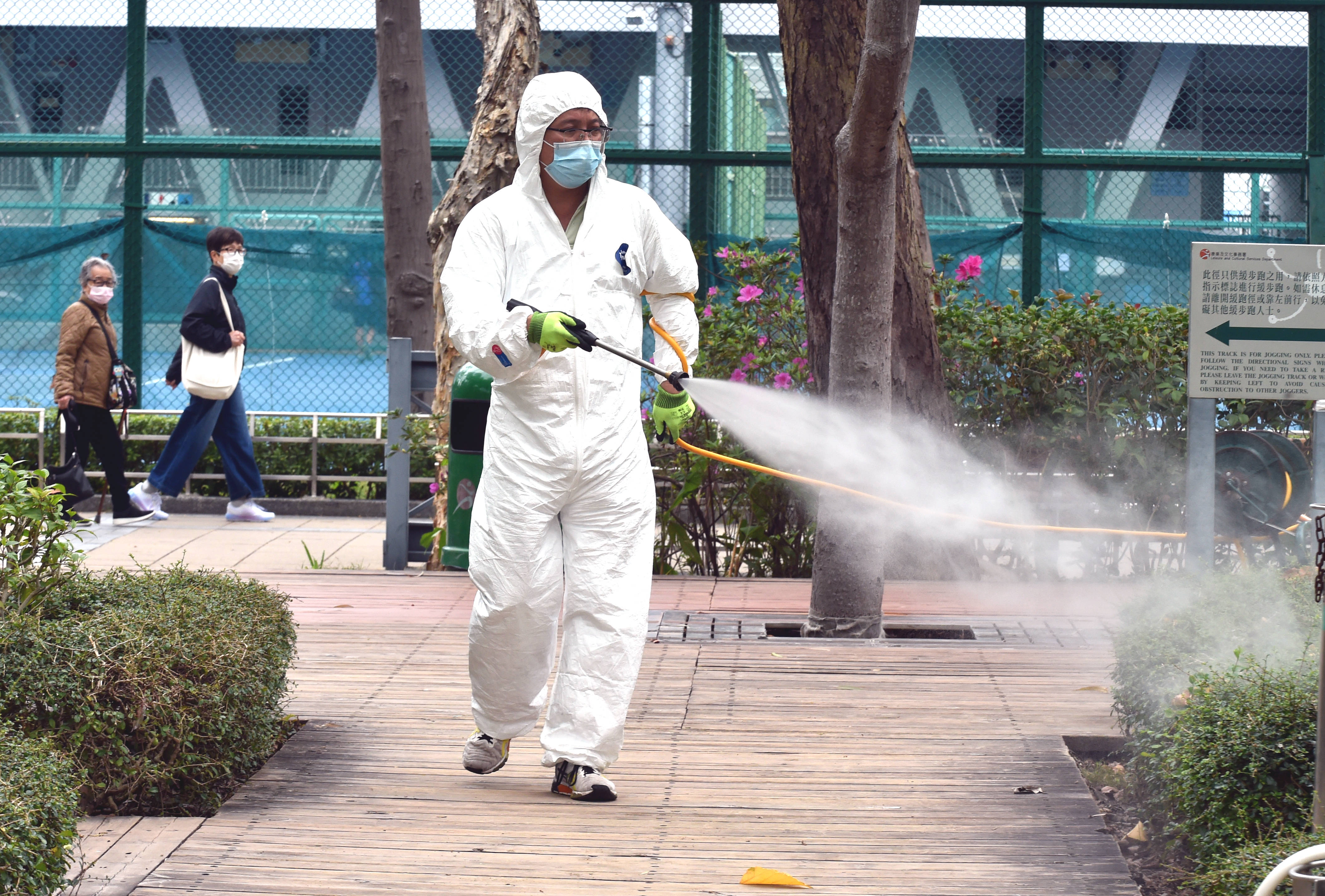 3月1日,工作人员在香港一处公园消毒 返回搜             责任编辑