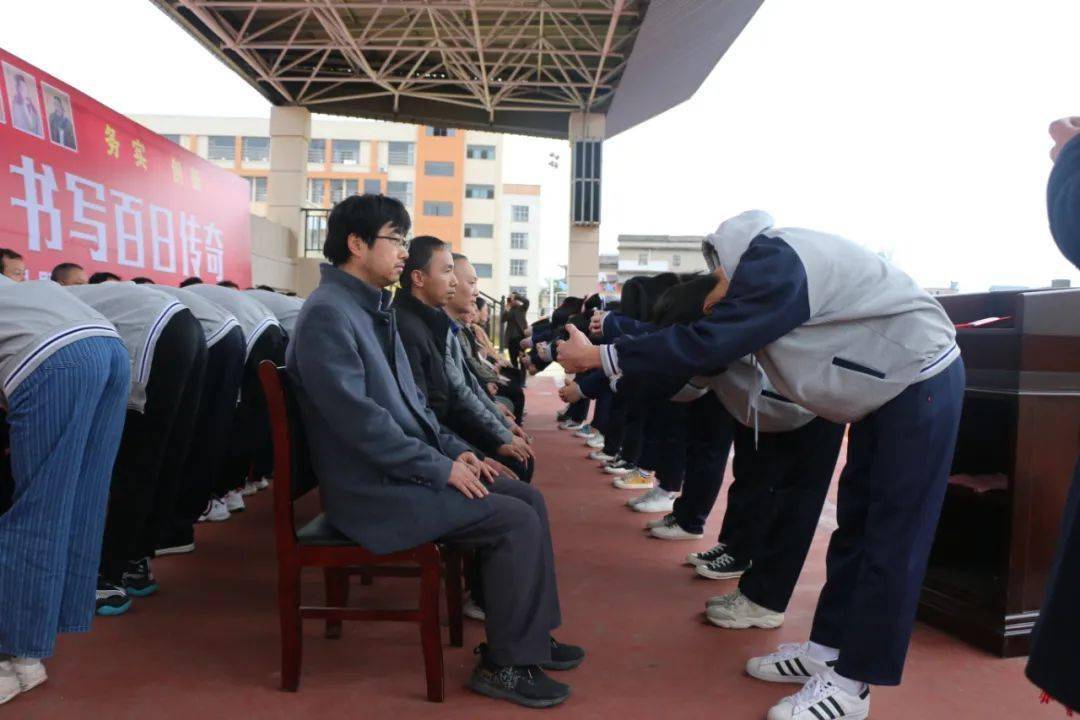 弋阳一中弋阳二中隆重召开2021届高三学生成人礼暨高考百日誓师大会