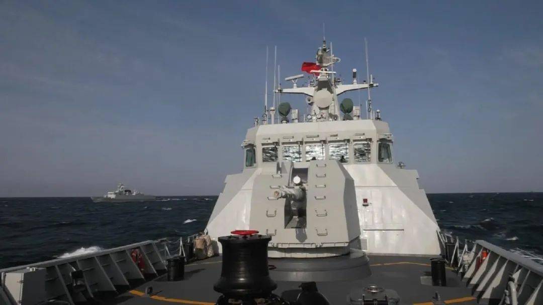 【直击演训场】海军多艘新型舰艇连贯开展综合攻防训练