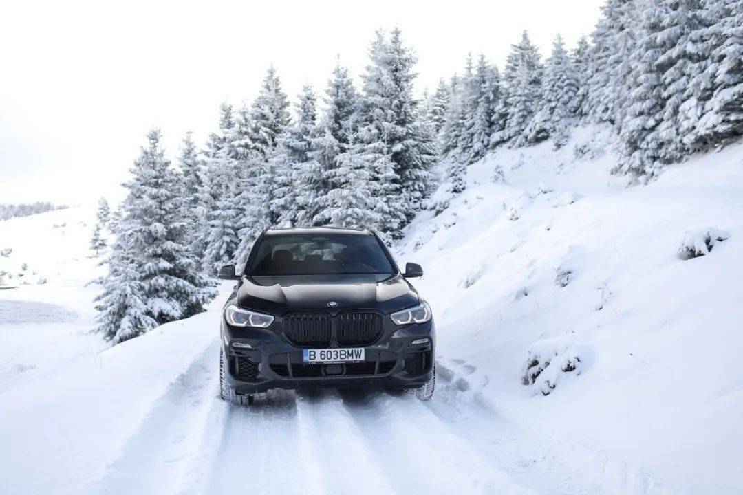 美极了黑色宝马x5在雪地里演绎一场视觉大片
