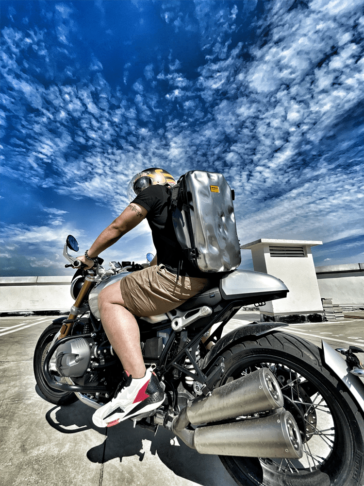 潮出街的机车背包凹陷受损工业范儿绝对够酷