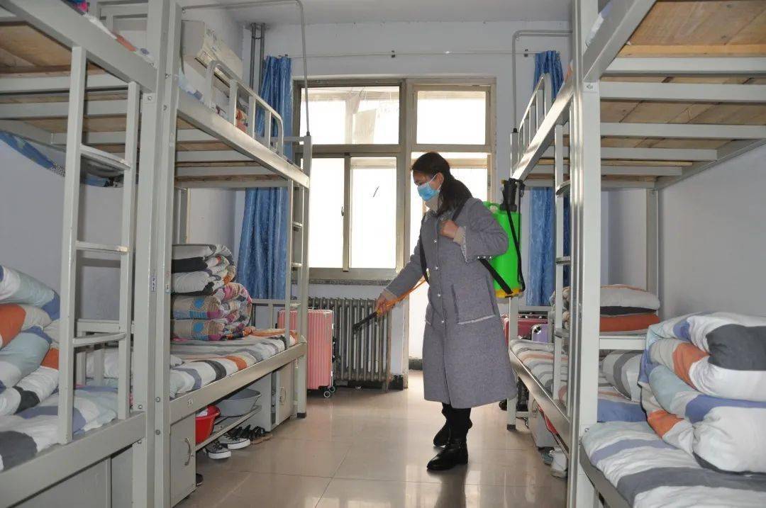 市外国语学校对学生宿舍环境进行彻底消杀,落实疫情防控举措,打造安全