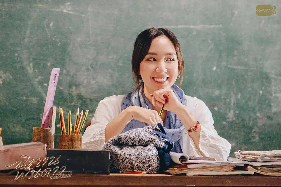 女主角是一位志愿老师，她性格温柔善良，却来自一个非常贫穷的家庭。但