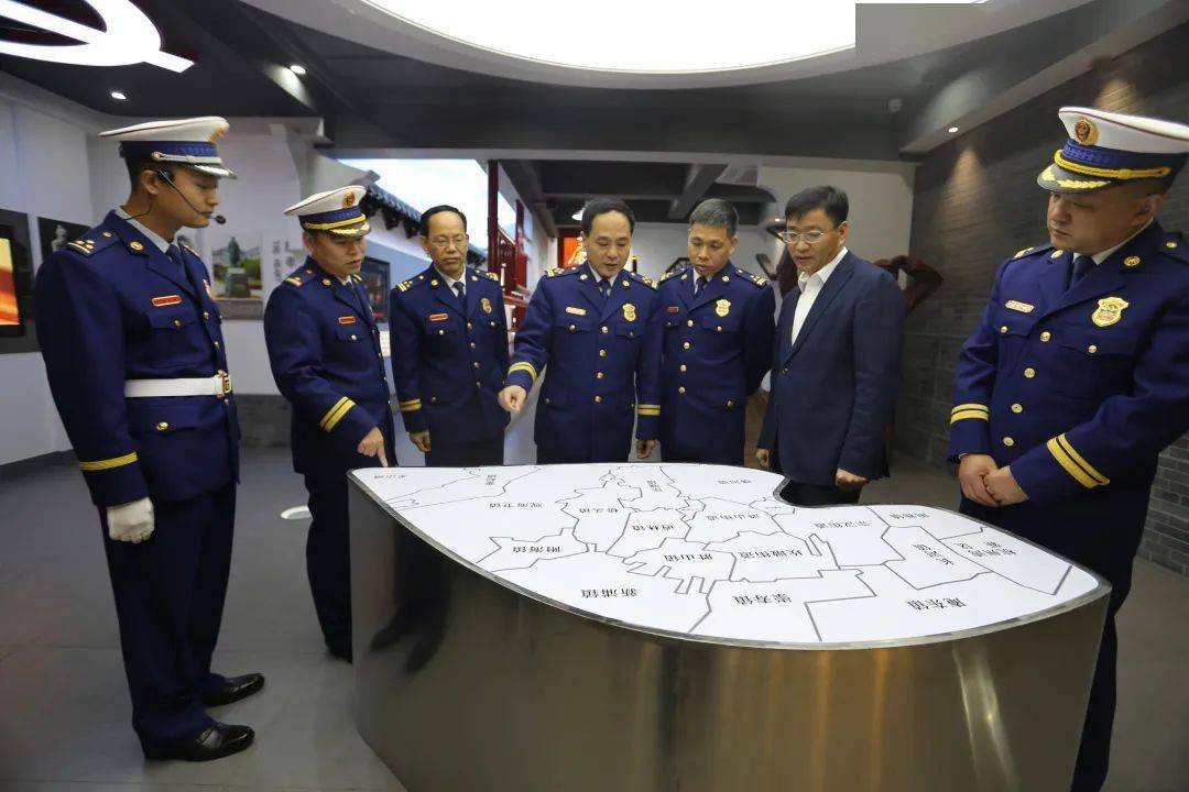 在甬期间,崔勇政委一行深入慈溪消防救援大队调研指导,通过检查营区