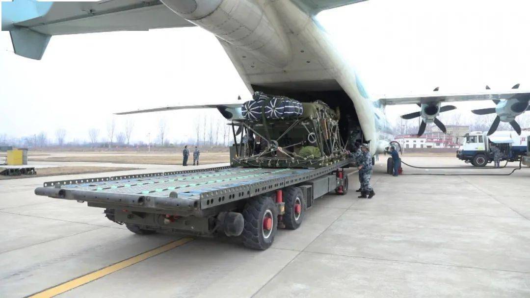 马宇辰近日,西部战区空军航空兵某团开展重装空投训练,记者搭乘运输机