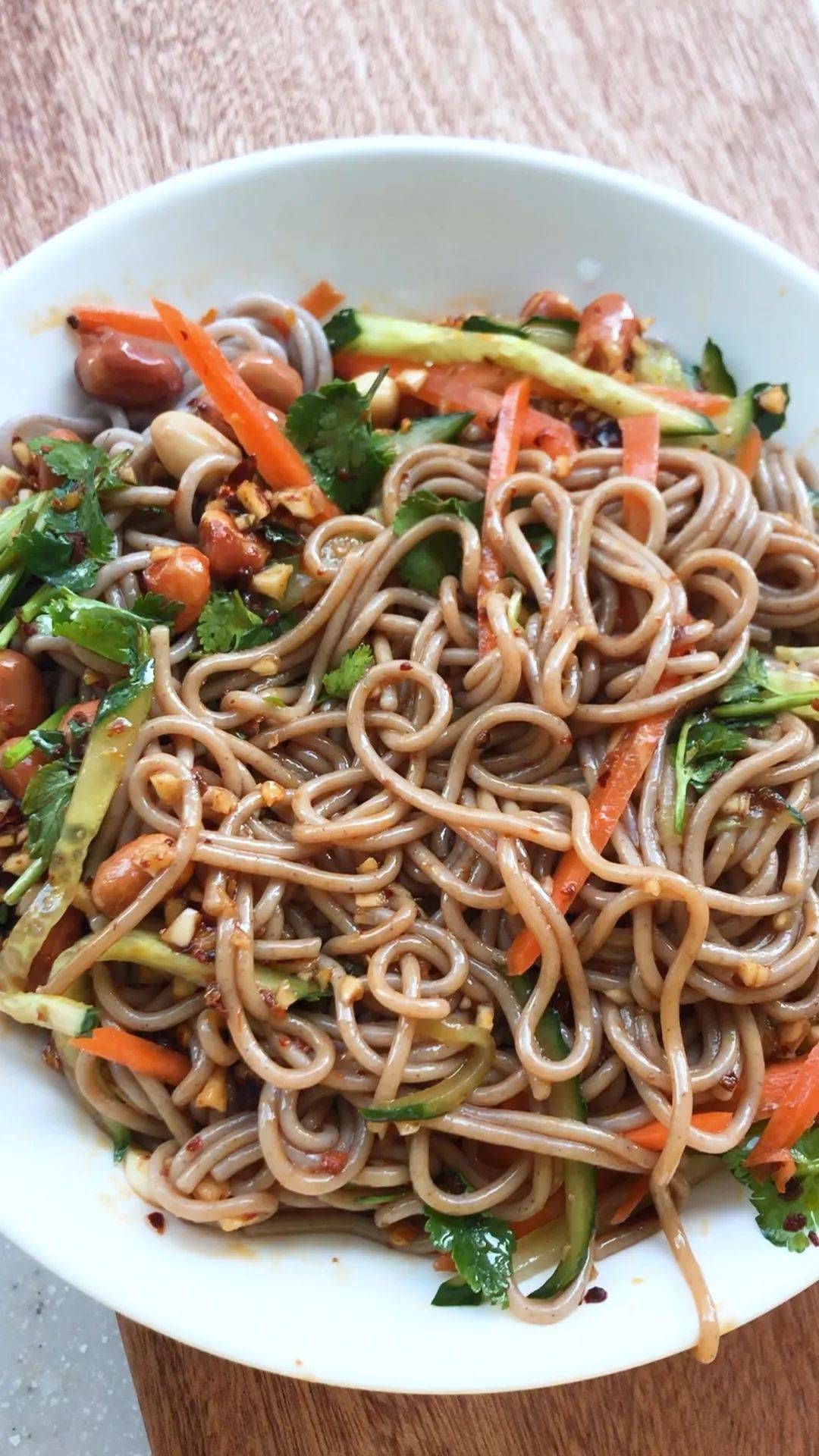 给肉都不换的无敌美味凉拌荞麦面,酸辣开胃,滋遛滋遛的停不下来!