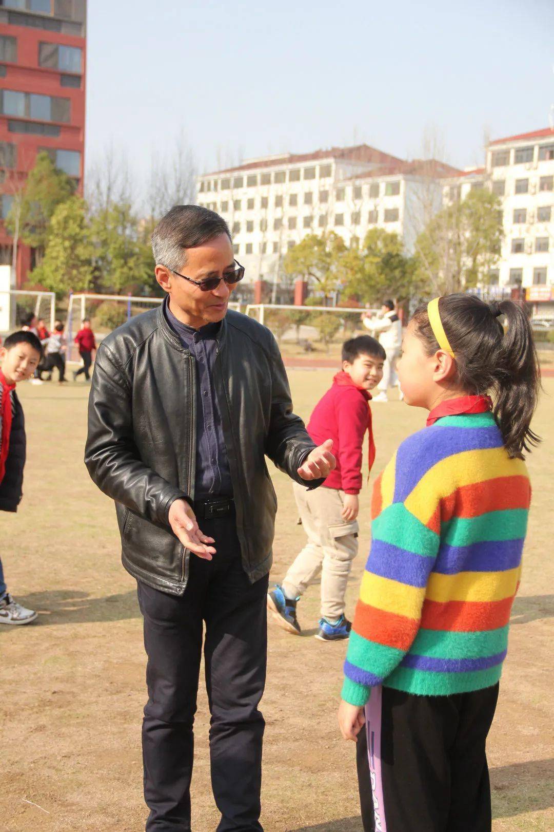 施永忠书记融入到学生的生活,关心孩子,贴近孩子图片 | 楼小琴排版