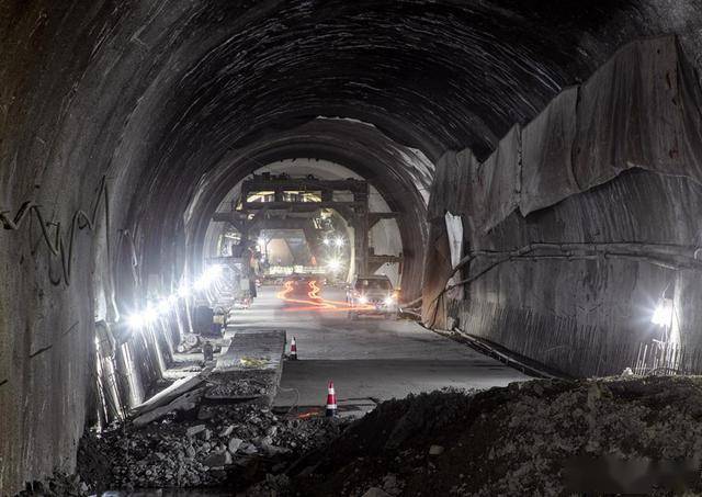 肃祁公路全线重点控制性工程东山隧道全线贯通