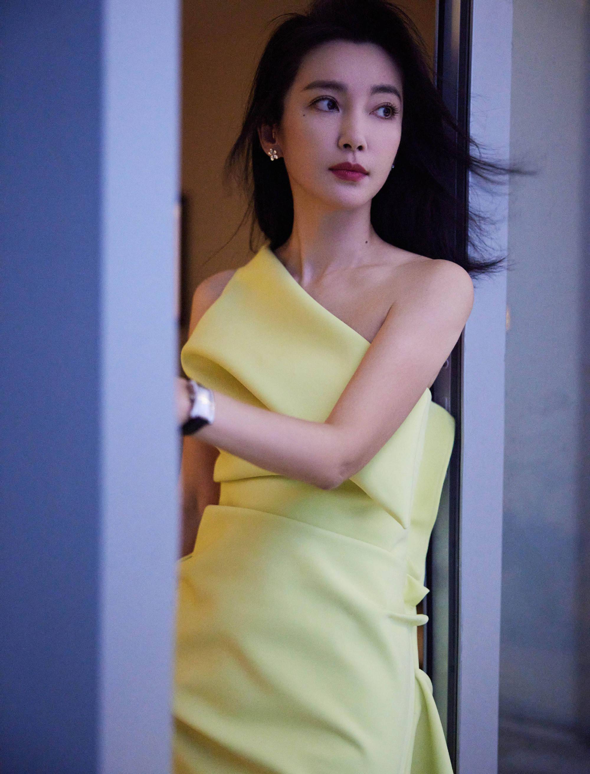 48岁李冰冰和赵丽颖同框穿糖果色衬衣好显嫩看不出差十几岁